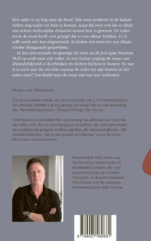 De-man-op-de-foto-flaptekst-9789021489681