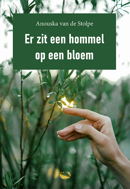 Er-zit-een-hommel-op-een-bloem-boek-cover-9789493364882