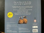 Over-een-kleine-mol-die-wil-weten-wie-er-op-zijn-kop-gepoept-heeft-flaptekst-9789061746188