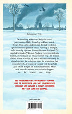 Twee-fonkelrode-sterren-in-de-blinkend-witte-sneeuw-flaptekst-9789059247260